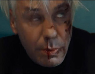 Ne silpnų nervų žiūrovams: Till Lindemann išleido sovietinės dvasios ir smurto scenų kupiną trumpametražinį filmą, plačiau atskleidžiantį jo vaizdo klipo „Ich Hasse Kinder“ istoriją (+ 3 video)
