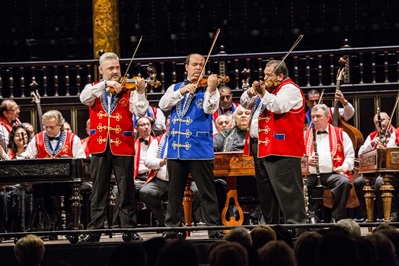 Atvyksta garsusis „Budapest Gypsy Symphony Orchestra“, žinomas kaip „100 čigonų smuikų“!