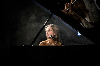 Lukiškių kalėjime – nauja koncertų serija „Piano & A Microphone“, ją pradės Metų proveržis Gabrielė Vilkickytė