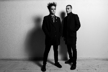 Niūrusis Post-punk duetas „She past away“ į Lietuvą grįžta trečiąjį kartą
